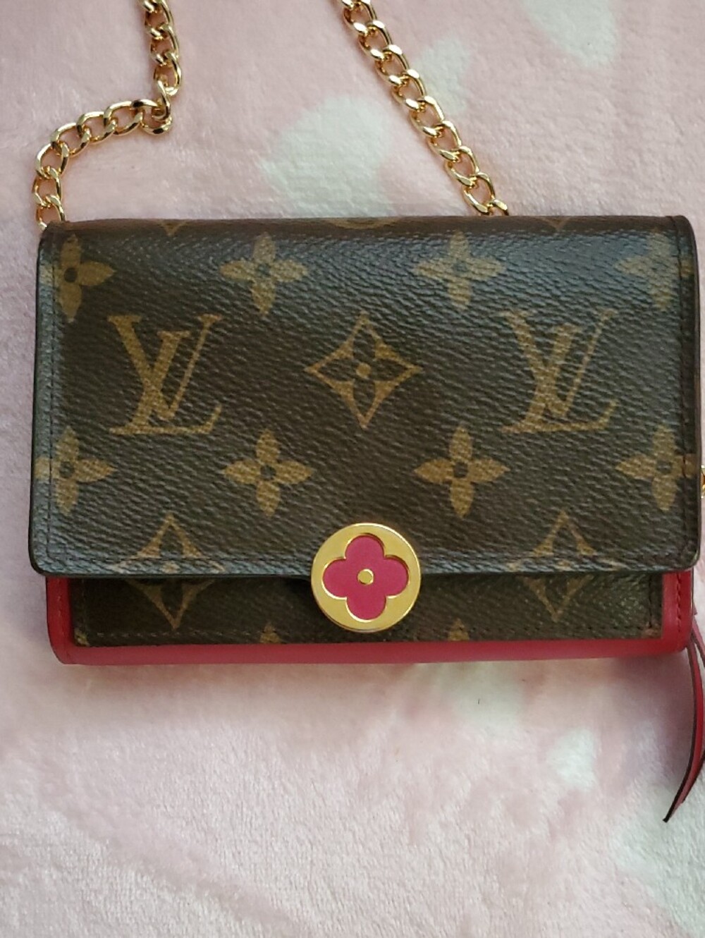 Louis Vuitton Monogram Crossbody Wallet with Gold Chain & Red Trim - Picture 3 of 17